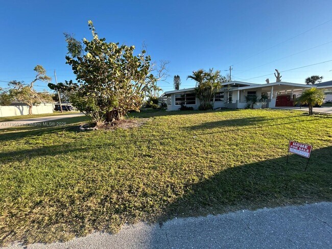 Building Photo - 368 Tihami Rd