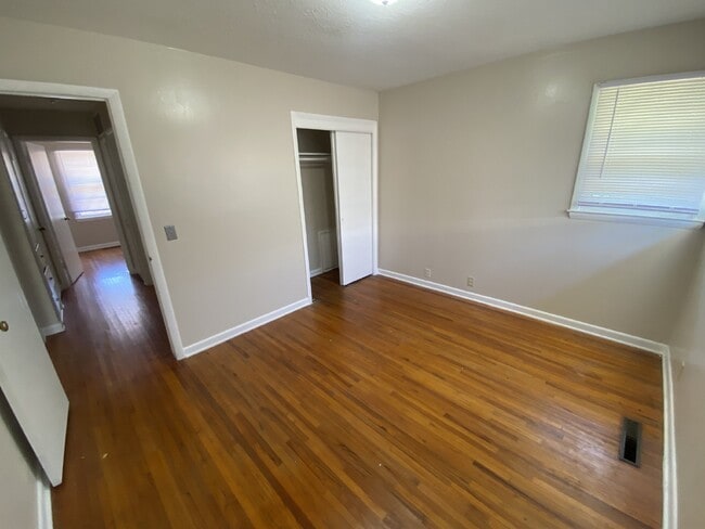 Building Photo - 889 S Hillcrest St