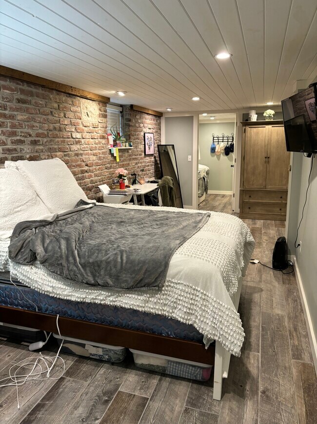 Room#3 - 803 E 1st St