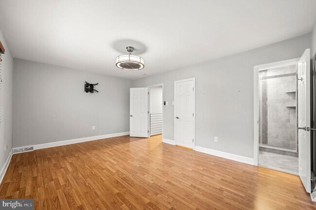 Building Photo - 124 Hampstead Dr