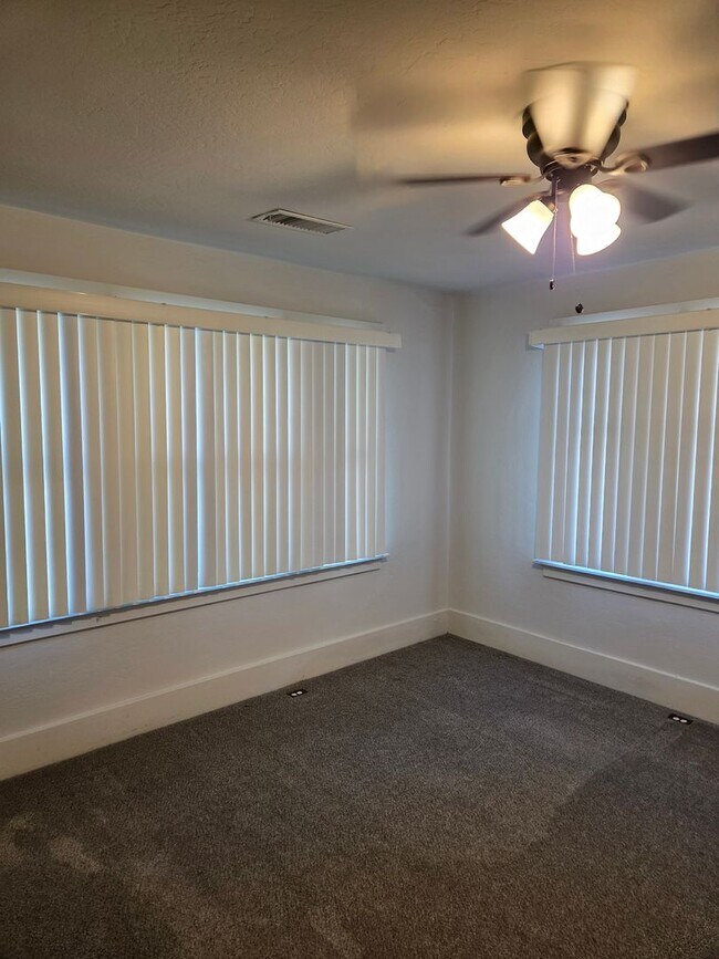 Building Photo - Two bedroom Charmer