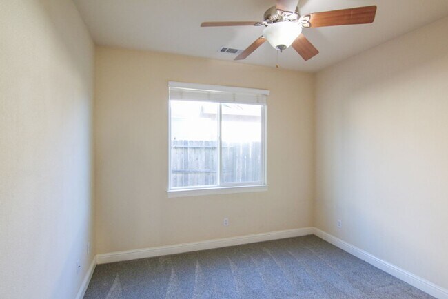 Building Photo - Spacious Home Near Mountain View School with a 3 Car Garage