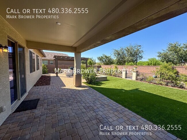 Building Photo - 1042 W Oleander Ave