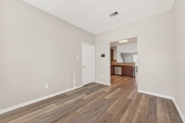 Building Photo - 2810 Meadowbrook Lane