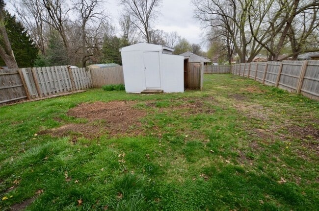 Building Photo - Cozy Home near Merle Hay!