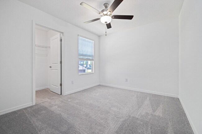 Building Photo - "Spacious 5-Bed Gem in Epperson community ...