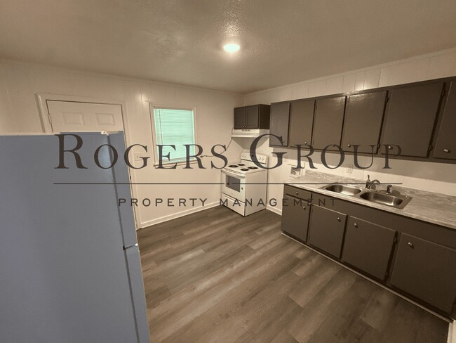 Building Photo - #450 - 421-423 Ridley St Duplex