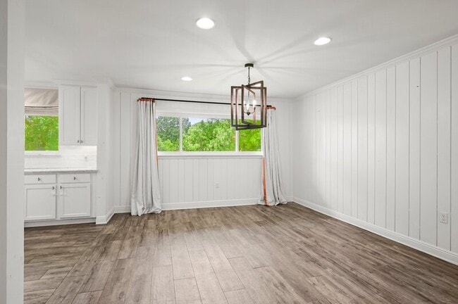 Building Photo - 5475 S Ridge Dr