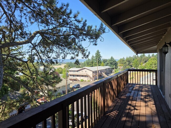 Building Photo - 2022 E 6th St