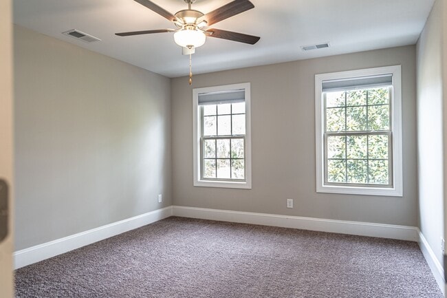 Building Photo - 152 Lark Dr