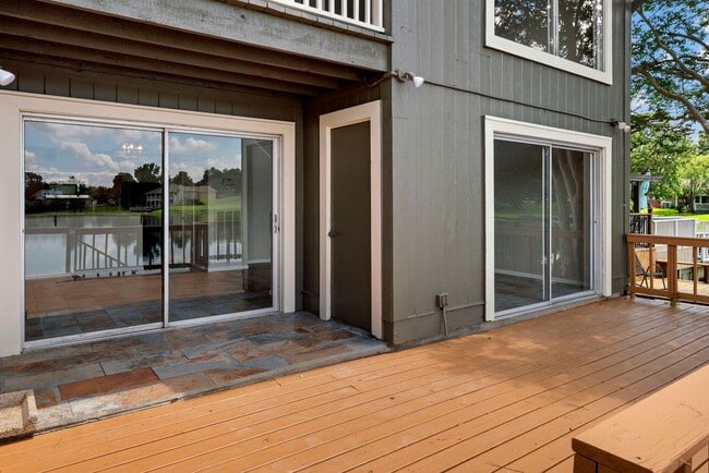 Building Photo - Waterfront Townhome in Elkins Lake