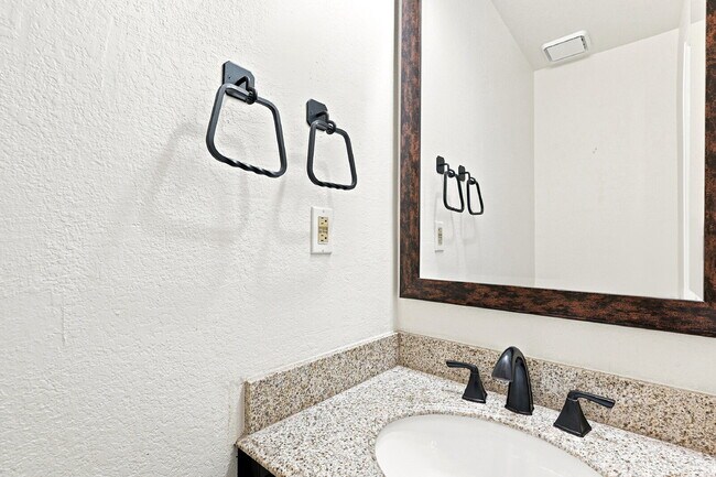Building Photo - $2,470.95, 2 Bed, 2.5 bath Townhome in Centennial with in unit Laundry!