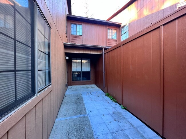 Building Photo - Updated 3 Bedroom, 3 Bathroom Townhome in ...
