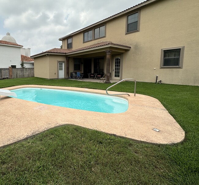 Building Photo - 3901 El Jardin St