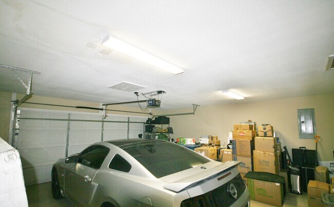 Building Photo - Stunning 3 Bed Brick Home! Zia School District !