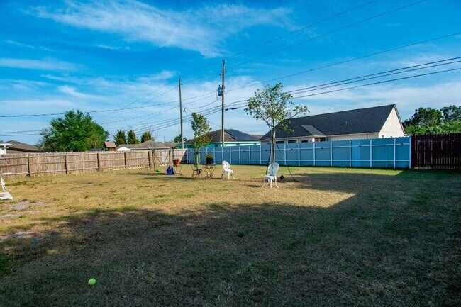 Building Photo - 826 SW Juliet Ave