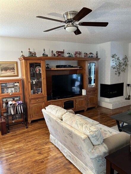 Building Photo - 3121 N Palm Aire Dr