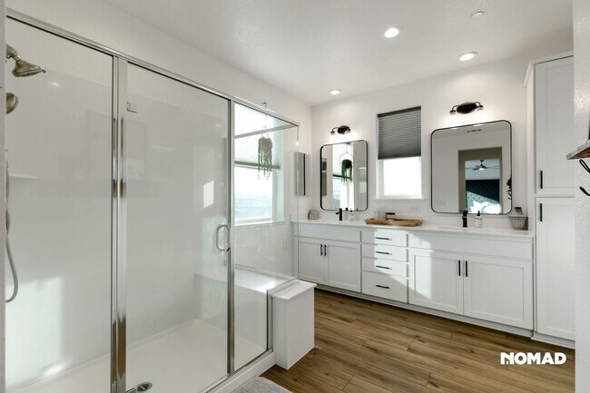 Building Photo - Dive into a Stunning Home in Roseville with Heated Pool - Available Jan 2026!