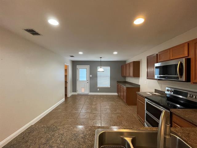 Building Photo - 804 White Fields Way