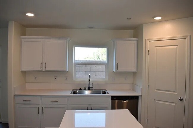 Building Photo - 4049 Cinnabar Ave