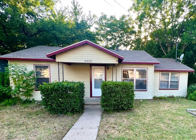 Primary Photo - 2425 Bolivar St