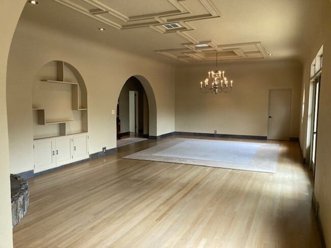 Building Photo - 680 Cortes St