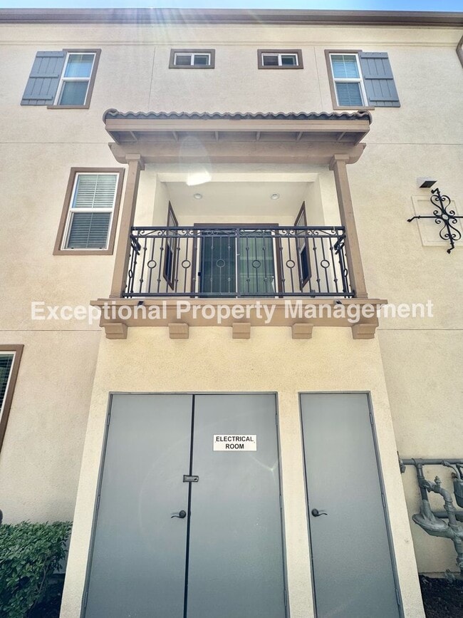 Building Photo - Great 3 bed 3 bath home