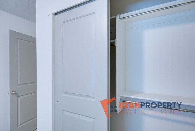 Building Photo - 962 W 500 S