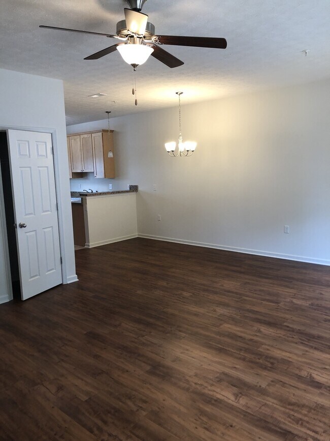 Building Photo - Two Primary Suite Apartment Townhouse