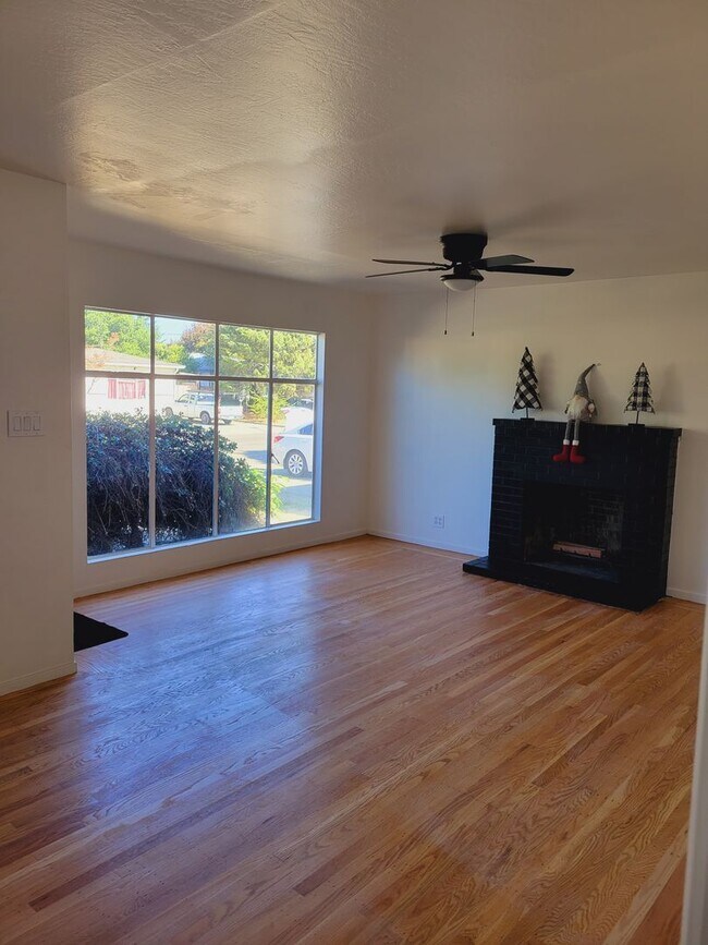 Building Photo - AVAILABLE NOW! 3 BEDROOM/2 BATH IN FAIRFIELD