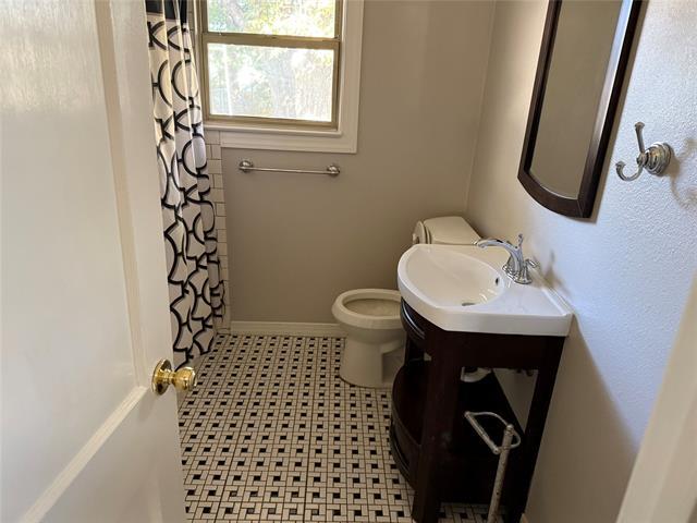 Building Photo - 1321 Lakewood Dr