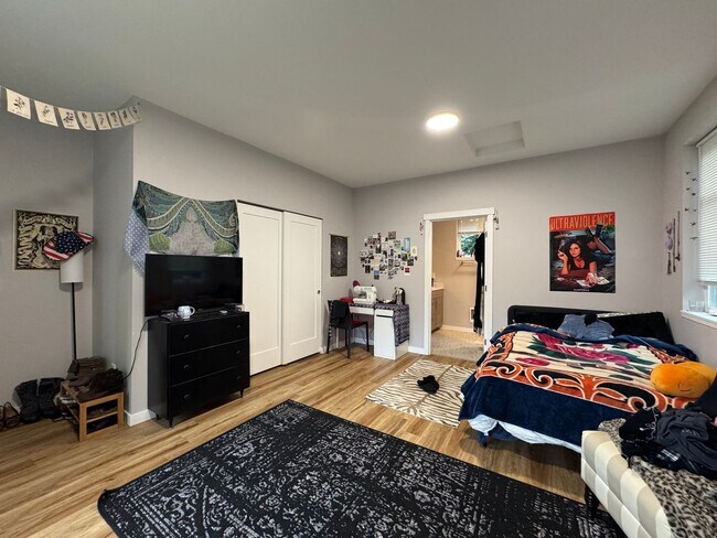 Building Photo - 6 Bed 5 Bath House Newer Updated Near Happy Valley, Fairhaven, WWU