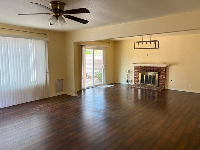 Building Photo - Bright and Sunny 3 bedroom home in North E...