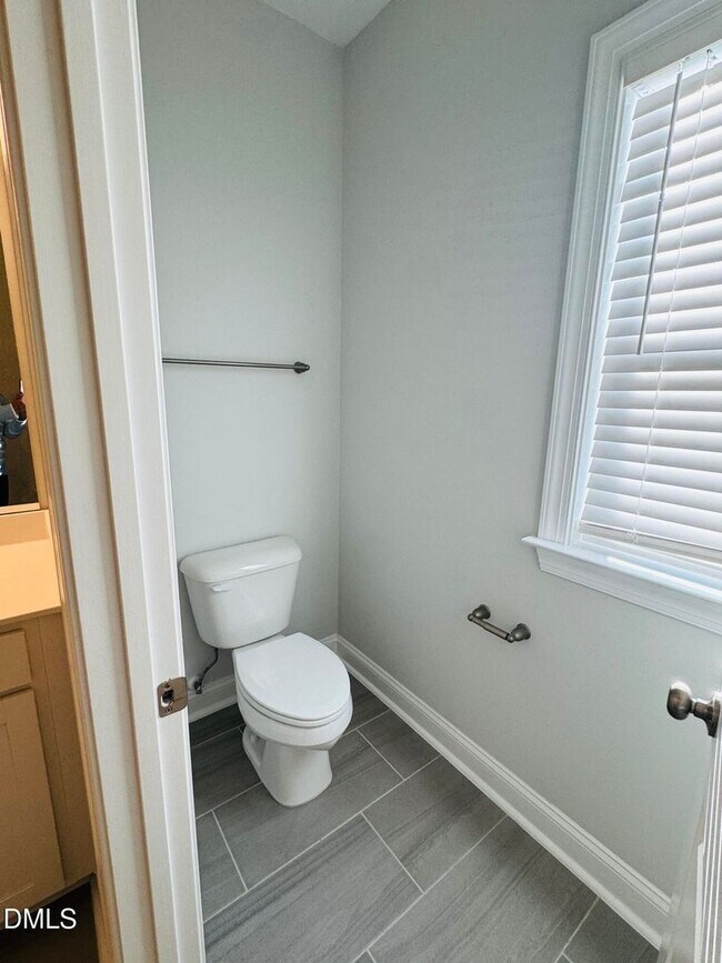 Building Photo - Stunning 4 Bedroom 3 Bathroom Single Family Home with 1st floor office w/ FREE high-speed interne...