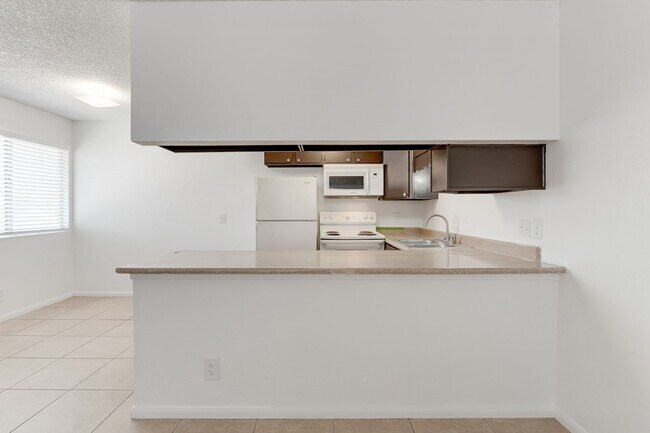 Building Photo - Effortless Living in a Cozy Hideaway
