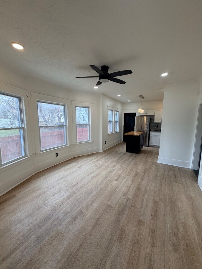 Building Photo - Fully Renovated 2-Bed Duplex | Modern Finishes