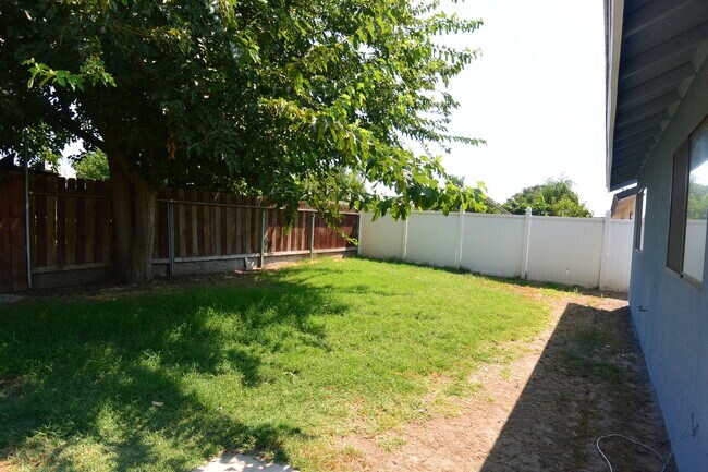 Building Photo - Nice home in Northwest Tulare neighborhood near schools