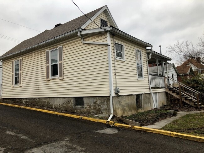 Building Photo - 2 Bedroom House in South Park/Greenmont - Available 08/24/2026