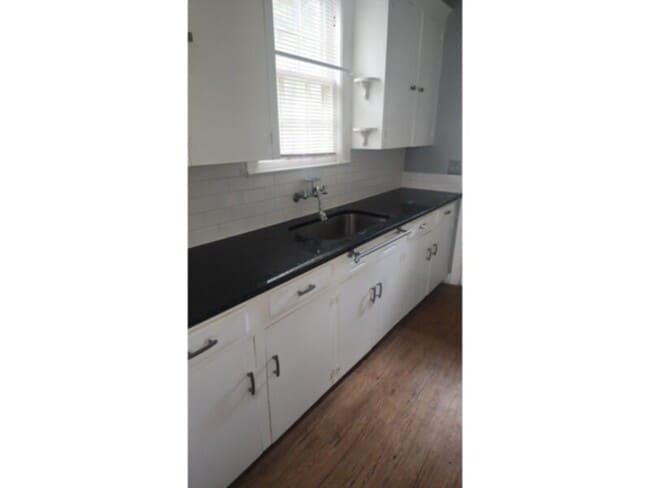 Building Photo - 3 bedroom 2 bath Apartment