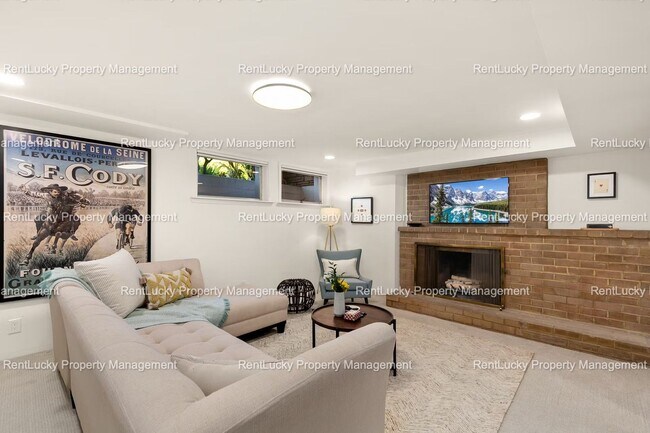 Building Photo - Charming Magnolia Home with Sunny Deck & F...