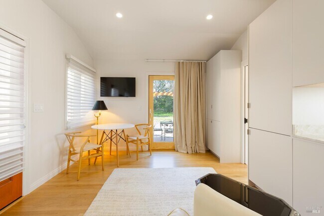 Building Photo - 291 W Thomson Ave