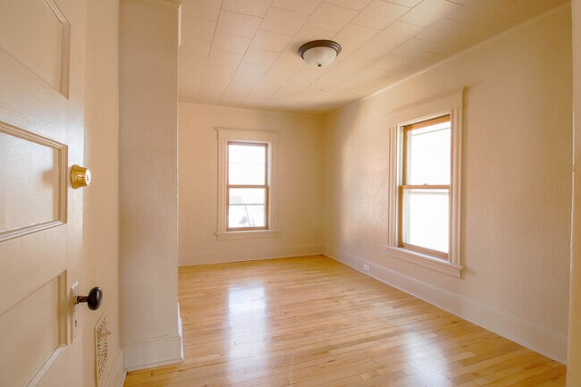 Building Photo - 418 W Irving Ave