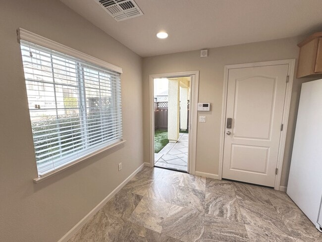 Building Photo - Beautifully Upgraded 3BD/2.5BA Citrus Heights Home with Covered Patio & Modern Amenities!