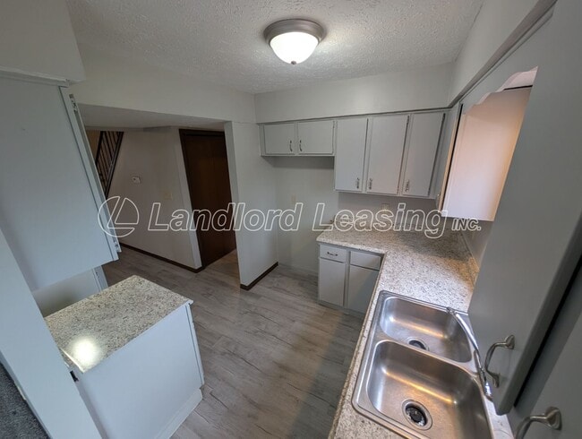 Building Photo - Spacious Townhome with Vaulted Ceilings, Fireplace & Garage