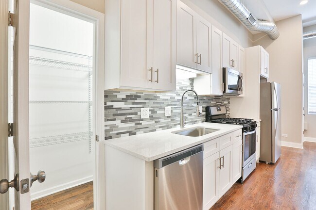Building Photo - Gorgeous 2Bed/1bath in Logan Square! Condo Quality! In-Unit Laundry! Central Air! Stainless Steel!