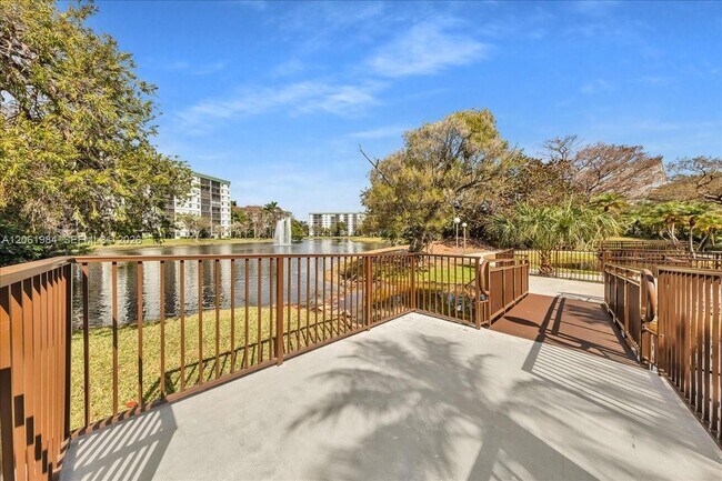 Building Photo - 2240 N Cypress Bend Dr