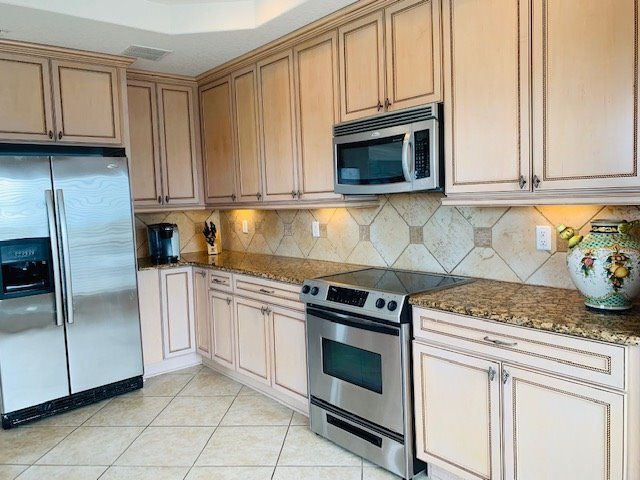 Building Photo - Luxury Top Floor Condo