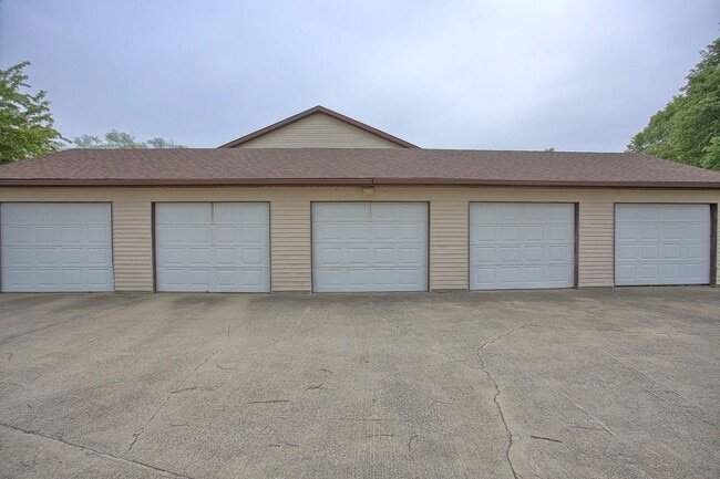 Building Photo - 2 Bedroom, 1.5 Bathroom Condo (AVAILABLE S...