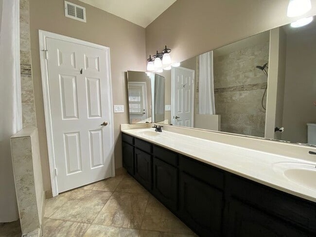 Building Photo - Very nice single level home