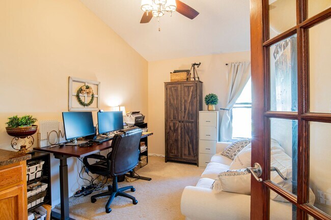 Building Photo - Well-maintained Pensacola Condo with Community Pool & Central Location